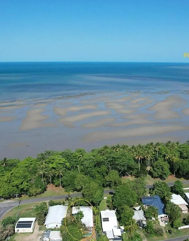 Absolute Beachfront Family Home - Cooya Newell Beach