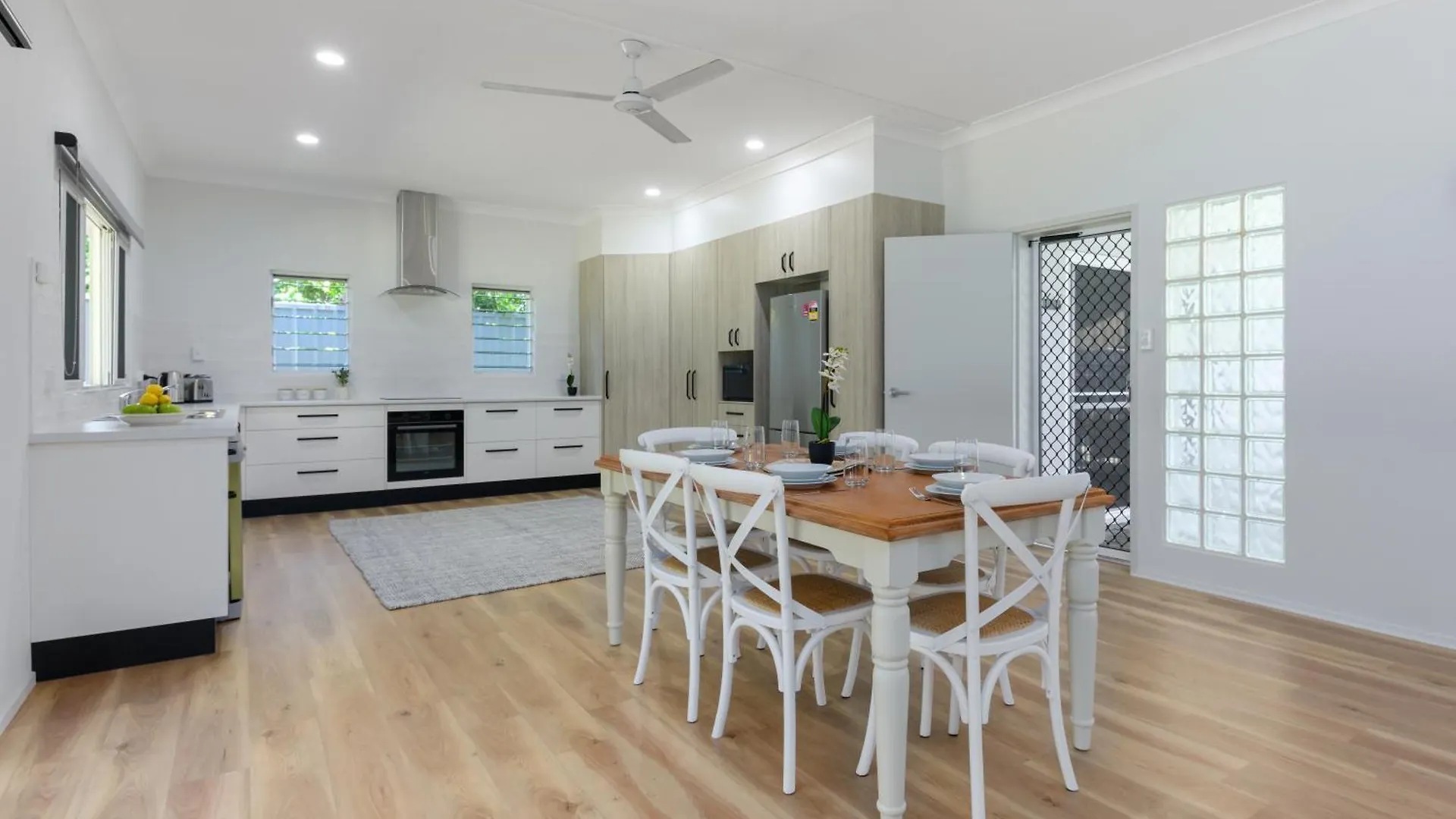 Absolute Beachfront Family Home - Cooya Newell Beach Holiday home