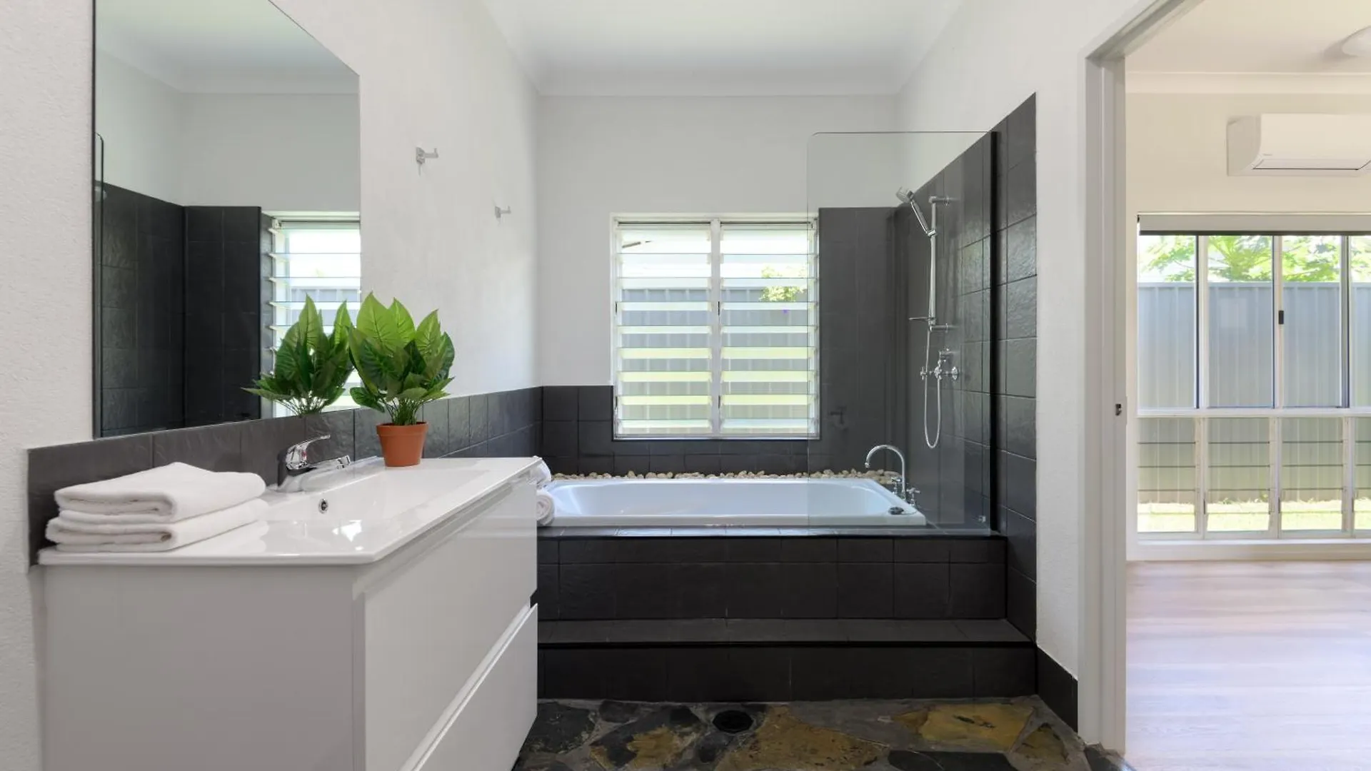 Holiday home Absolute Beachfront Family Home - Cooya Newell Beach