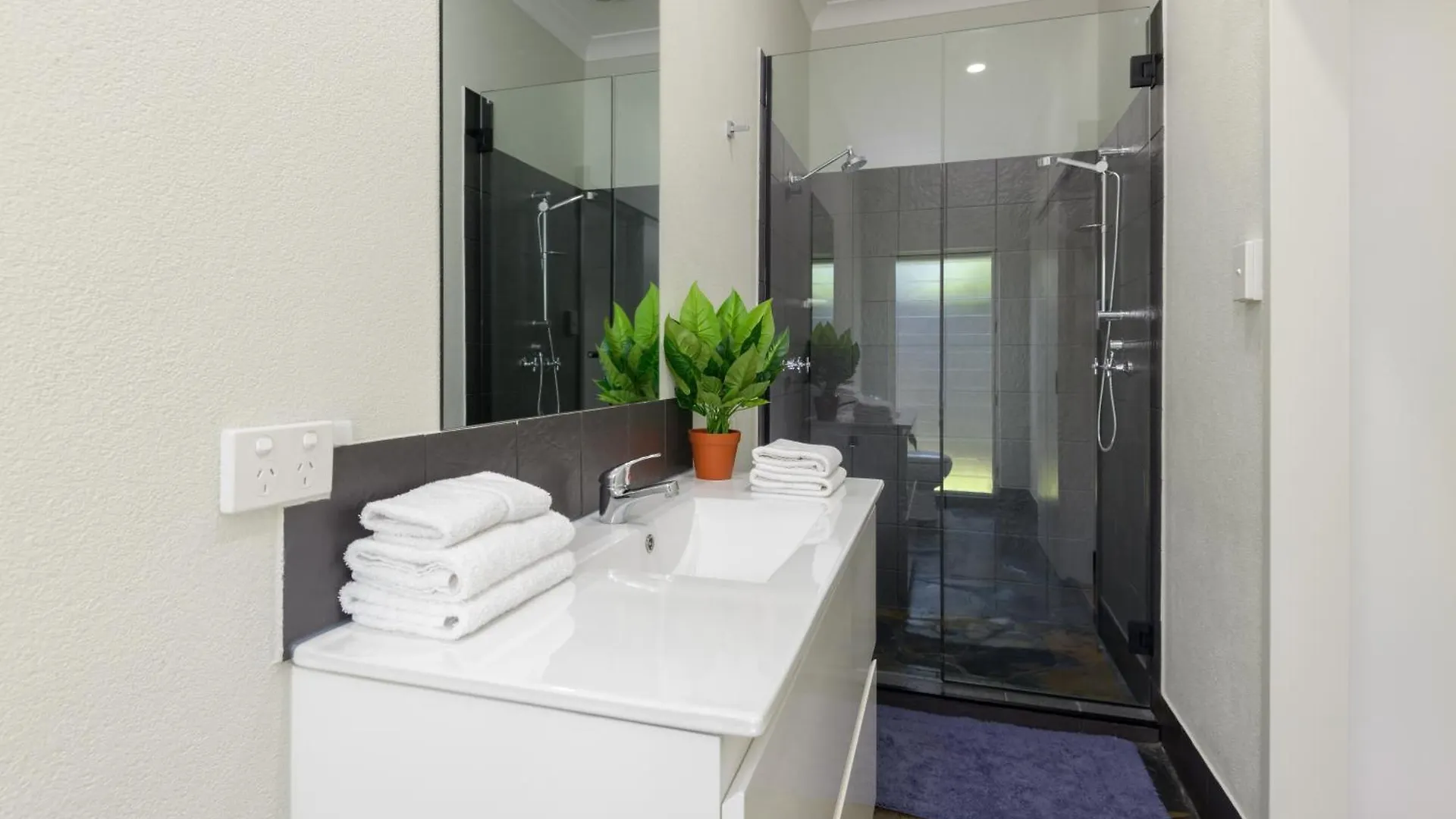 Absolute Beachfront Family Home - Cooya Newell Beach 0*,