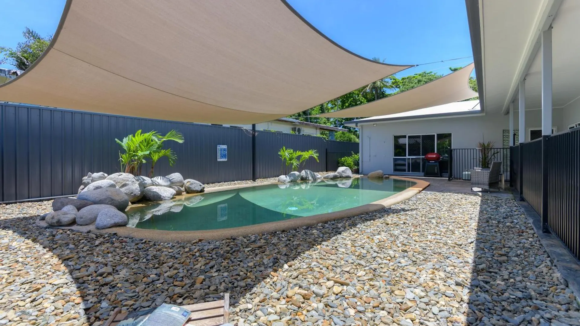 Holiday home Absolute Beachfront Family Home - Cooya Newell Beach