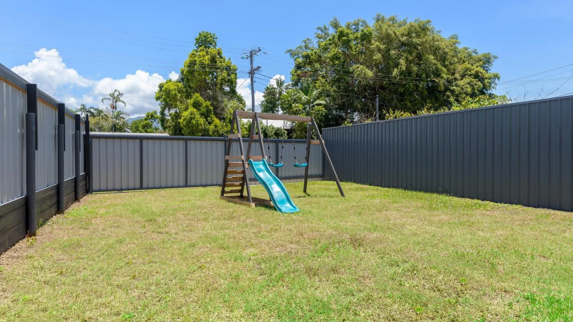 Absolute Beachfront Family Home - Cooya Newell Beach 0*,