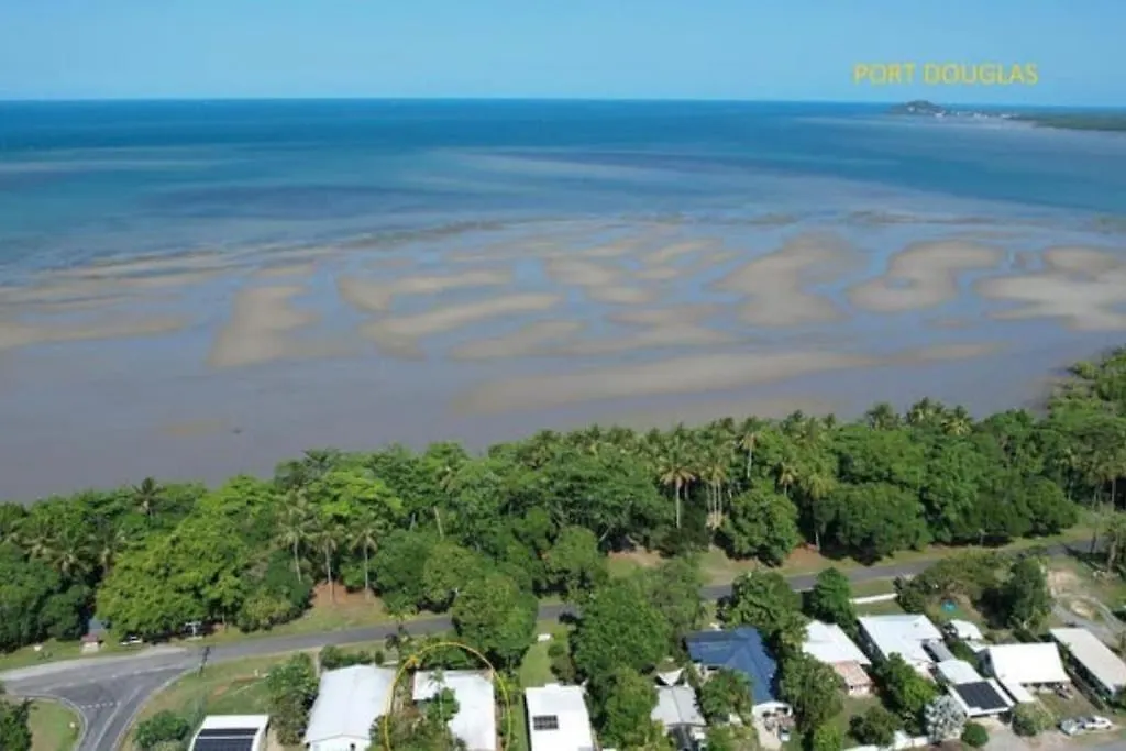 Absolute Beachfront Family Home - Cooya Newell Beach Australia